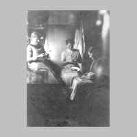 030-0079 Essenvorbereitung im Hause Wildies. Rechts Oma Berta Wildies, in der Mitte ihre Schwiegertochter Minna Wildies, links unbekannt..jpg